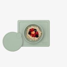 EZPZ, Mini Bowl, zestaw: silikonowa miseczka z podkładką 2w1 + silikonowa pokrywka do miseczki, pastelowa zieleń