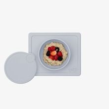 EZPZ, Mini Bowl, zestaw: silikonowa miseczka z podkładką 2w1 + silikonowa pokrywka do miseczki, pastelowa szarość