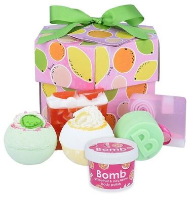 Bomb Cosmetics, Fruit Basket Handmade Gift Box, zestaw, musująca kula do kąpieli, 2 szt. + mydło glicerynowe, 2 szt. + Mini, scrub, 120 ml + żel pod prysznic w kostce, 120g