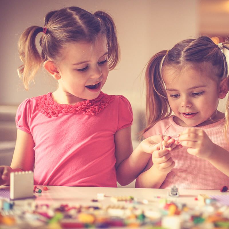 Klocki i zestawy konstrukcyjne dla dziewczynek – przewodnik po najpopularniejszych zabawkach