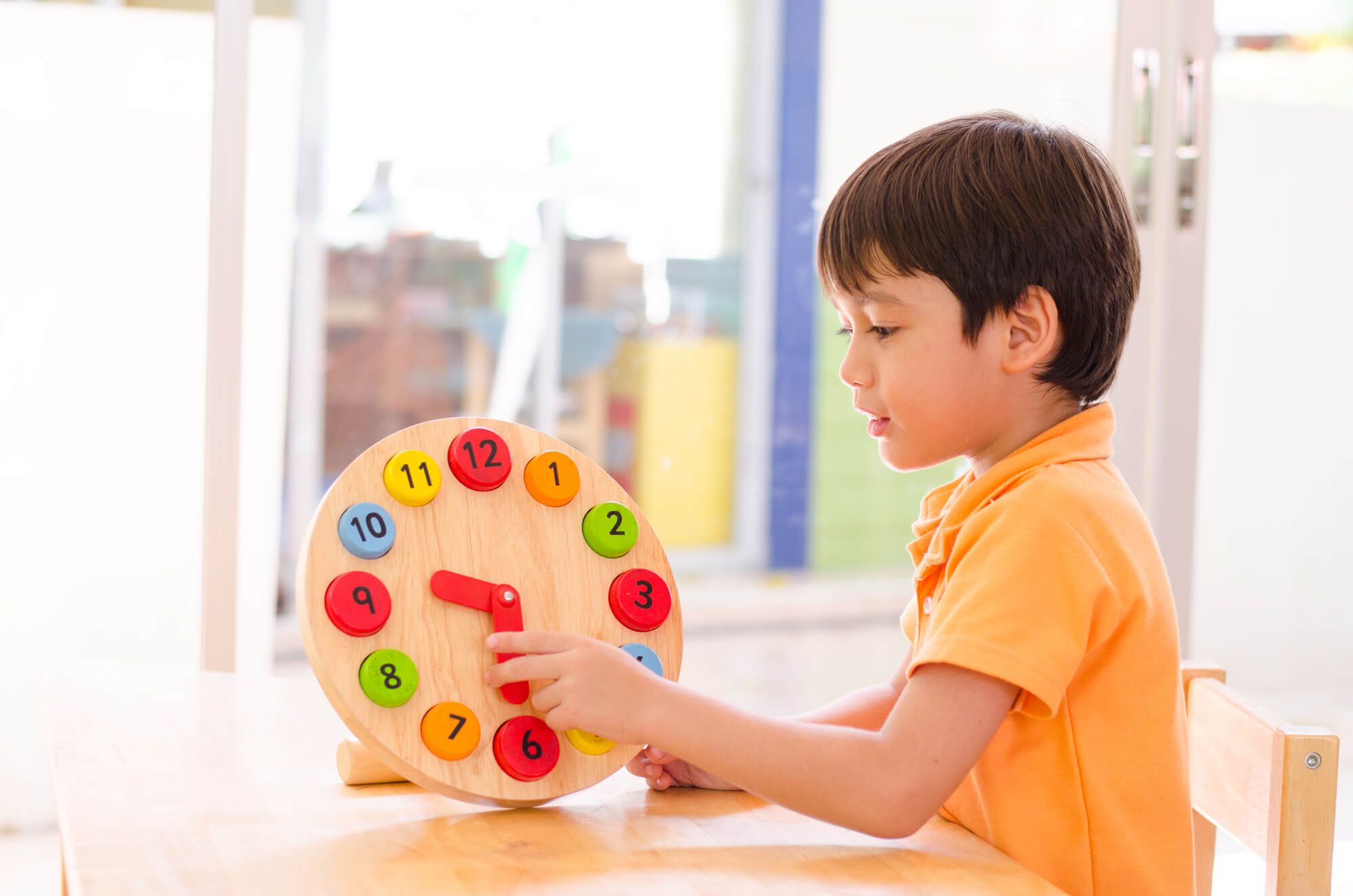 Jak nauczyć dziecko zegara? TOP 5 pomocy naukowych