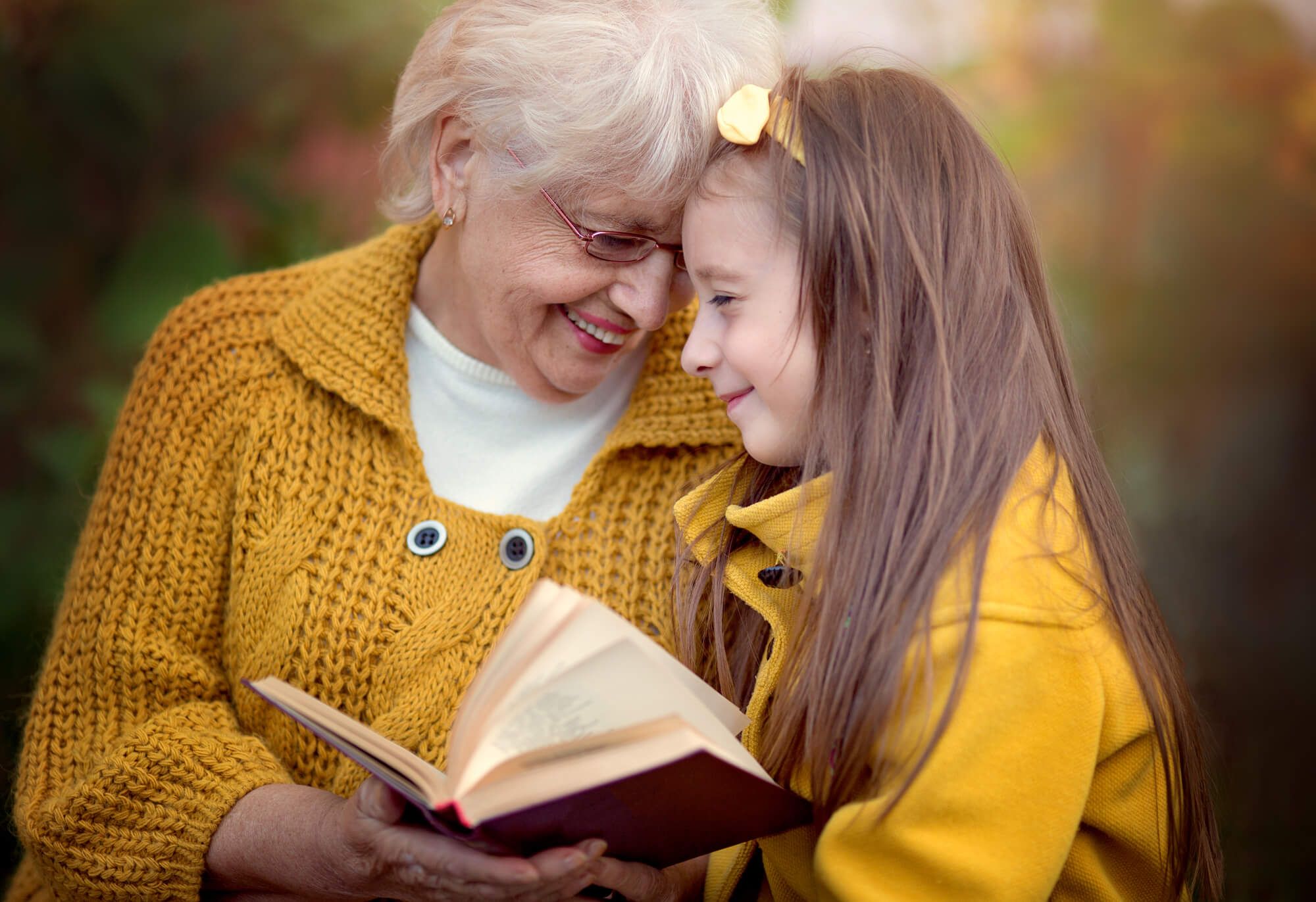 Książka dla babci i dziadka. 12 tytułów, które wnuk może wręczyć dziadkom w prezencie