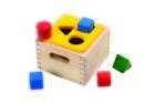 Plan Toys, Drewniana skrzynia z figurami geometrycznymi