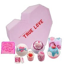 Bomb Cosmetics, True Love Gift Box, zestaw, kula musująca, 3 szt. + mydełko glicerynowe, 2 szt. + maślana babeczka, 2 szt. + balsam do ust