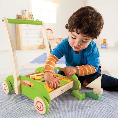 Hape, Wózek z klockami, pchacz, zabawka drewniana
