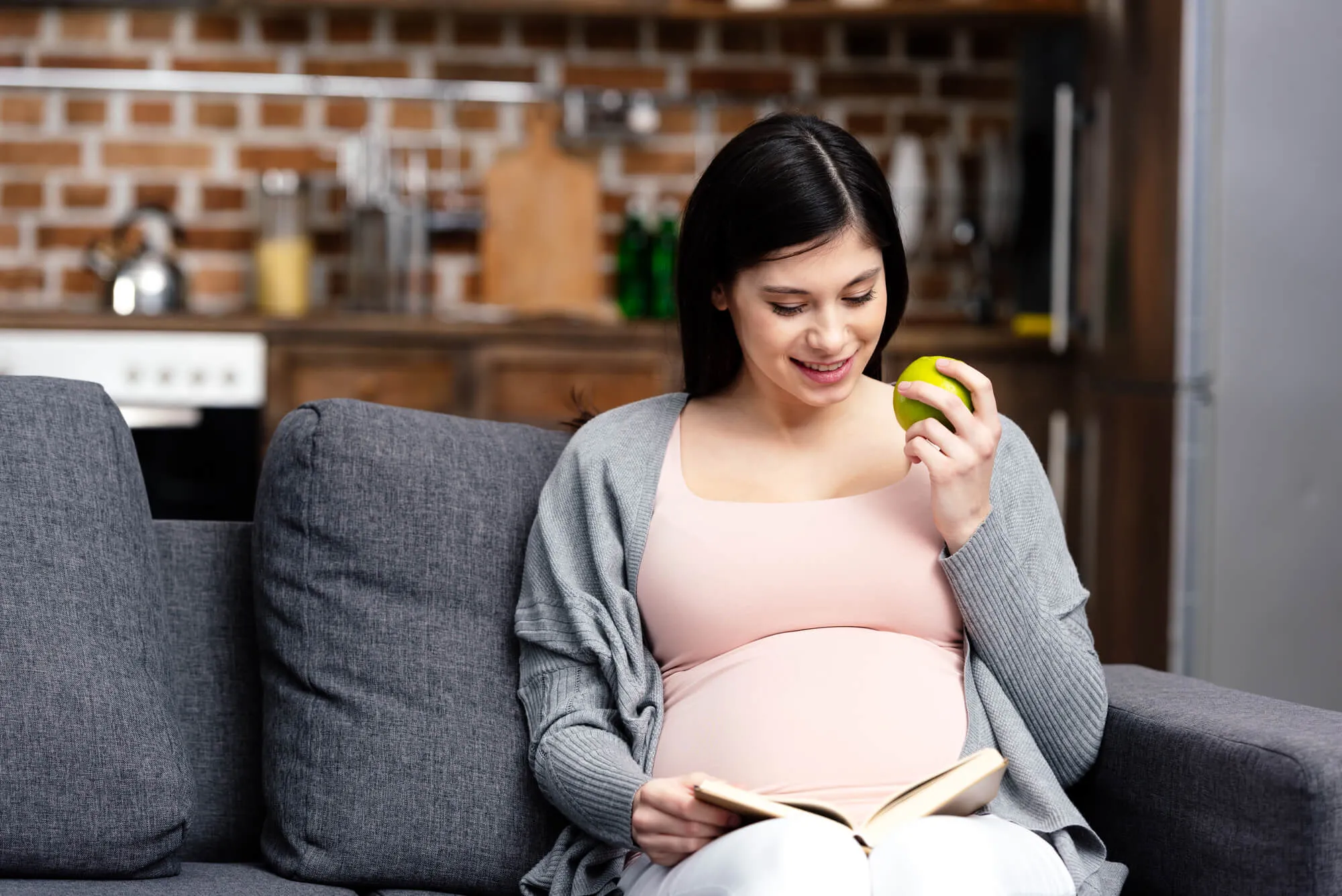 Wartościowe książki o ciąży i macierzyństwie, które warto znać. TOP 7 tytułów