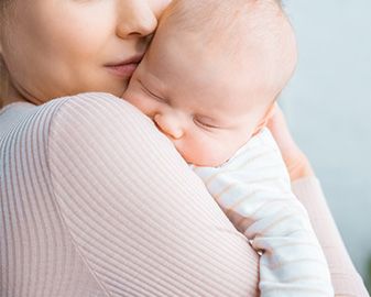 Czkawka u noworodka: jakie są jej przyczyny i co robić, gdy męczy maluszka?