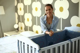 Kącik dla niemowlaka w sypialni rodziców. Co oprócz łóżeczka przyda się podczas aranżacji?