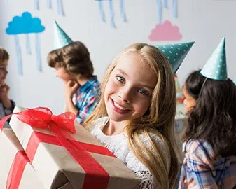 Prezent na urodziny dla koleżanki. 15 propozycji w 3 różnych kategoriach wiekowych
