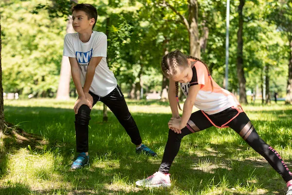Strój na WF: stylizacje sportowe dla chłopca i dziewczynki