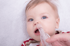Jak czyścić nosek niemowlaka? Wszystko, co powinniśmy wiedzieć o pielęgnacji