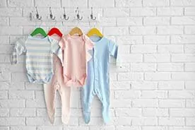 Najpraktyczniejsze ubranka dla niemowląt – co sprawdzi się na początek 