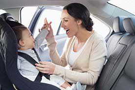 Mity na temat wożenia dzieci tyłem w samochodzie