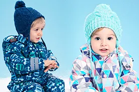 Kombinezony zimowe dla dzieci: jaki kombinezon będzie odpowiedni dla niemowlaka, a jaki przyda się przedszkolakowi?