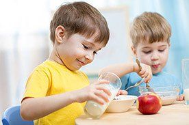 Pomysł na szybkie i zdrowe śniadanie dla dziecka - Płatki z mlekiem?