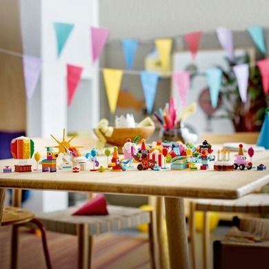 LEGO Classic, Cutie de petrecere creativa, 11029