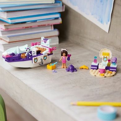 LEGO Gabby's Dollhouse, Barca cu spa a lui Gabby si a Pisirenei, 10786