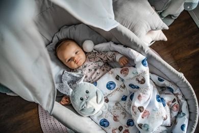 Szumisie, Iepuras de plus cu sunete Miluś, varianta cu senzor de somn, gri