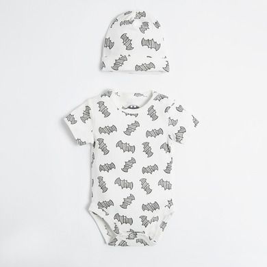 Cool Club, Set pentru copii, Body cu maneca scurta, Salopeta cu botosei, Pantaloni cu botosei, Caciula, Baveta, Patura, mix, imprimeu Batman